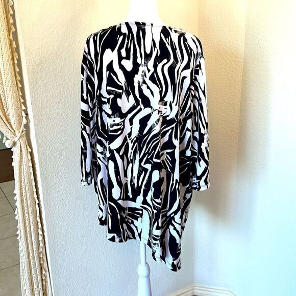 Women's Maggie Barnes Asymmetrical 3/4 Sleeve Tunic Top ~ Size 1X - Picture 2 of 5